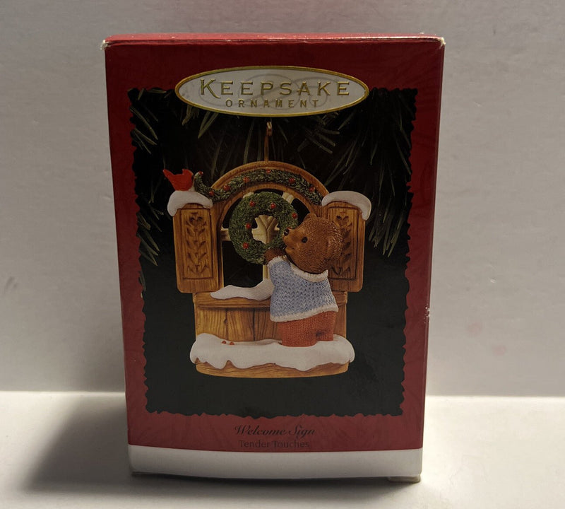 Hallmark Ornaments WELCOME SIGN - Tender Touches Bear Window Dated 1996 EUC - Darktower Media